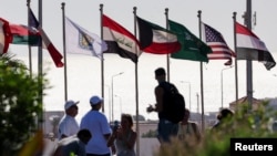 پرچم تعدادی از کشورهای شرکت‌کننده در نشست صلح غزه در شهر شرم‌الشیخ مصر نصب شده است