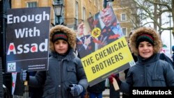 Сирійські діти на акції протесту в столиці Великої Британії проти режиму Башара аль-Асада в Сирії та режиму Володимира Путіна в Росії. На акції був плакат із зображенням двох «хімічних братів» Асада і Путіна. Лондон, 17 березня 2018 року