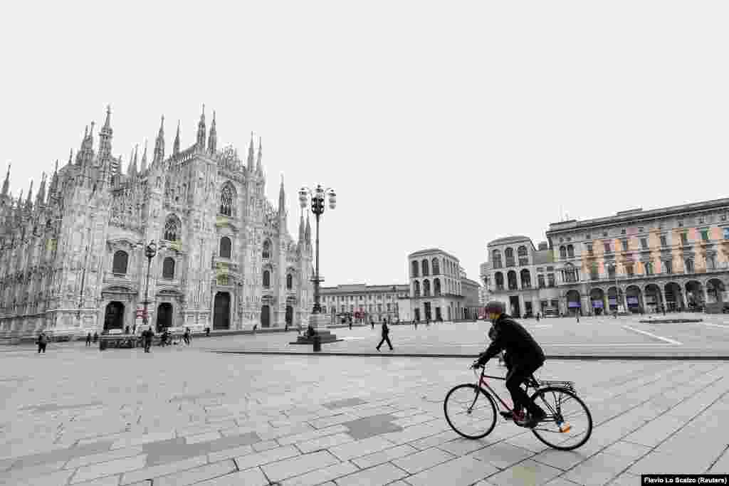 მილანის საკათედრო ტაძრის მოედანი მას შემდეგ, რაც იტალიის მთავრობამ კორონავირუსის გამო ქვეყანაში კარანტინი გამოაცხადა. მილანი, იტალია.