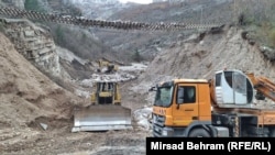 Mašine čiste područje oko željezničke pruge na području Jablanice koja je uništena u oktobarskim poplavama i klizištima, 30. novembar 2024. godine