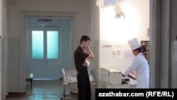 U mnogim turkmenistanskim bolnicama očekuje se da pacijenti ponesu vlastite lijekove, pokrivače, hranu, pa čak i ogrjev za grijanje soba.