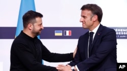 Емманюель Макрон наголосив, що Франція не воює з Росією і не хоче ескалації, але хоче зробити все, що можливо, щоб допомогти Україні оборонятися.