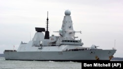 Росія заявляє, що поблизу мису Фіолент в анексованому Криму російський патрульний корабель відкрив попереджувальний вогонь по ракетному есмінцю королівського військово-морського флоту HMS Defender, у Британії це заперечили