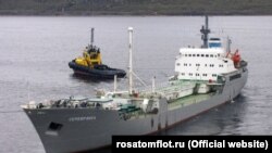 Теплохід «Серебрянка», обладнаний для перевезення радіоактивних відходів (фото з сайту «Росатомфлот»)