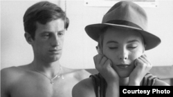 Сцена от филма, чието оригинално заглавие е À bout de souffle / Breathless