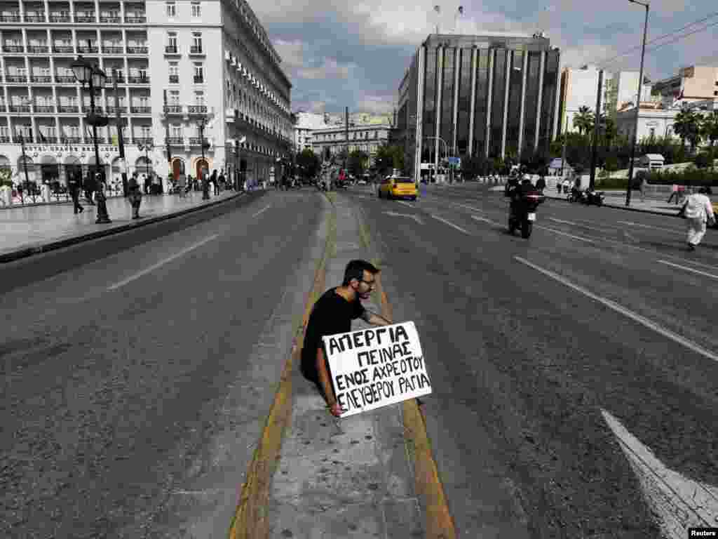 Студент од Солун седи пред парламентот во Атина, 14.10.2011. 