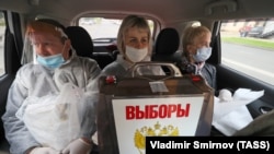 Голова Росспоживнагляду Анна Попова заявила, що «голосування протягом трьох днів дозволить уникнути ризиків інфікування»