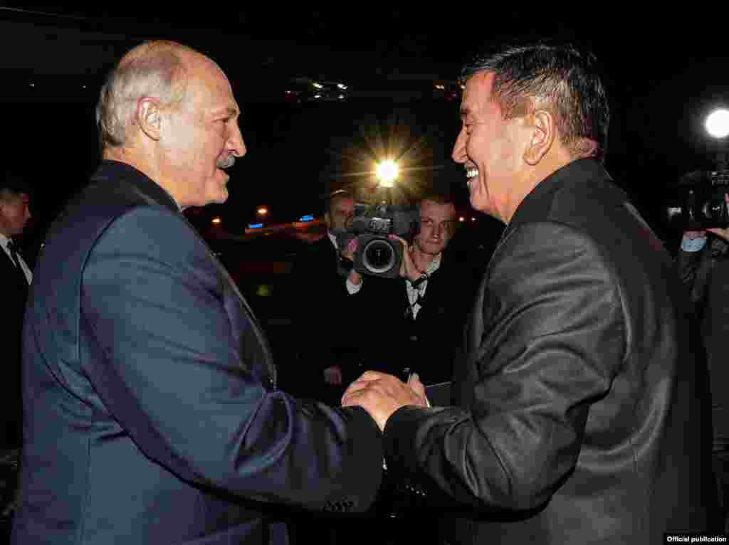 Беларус лидери Александр Лукашенкону&nbsp;&ldquo;Манас&rdquo; эл аралык аэропортунан өкмөт башчы Сооронбай Жээнбеков тосуп алды.