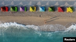 Pogled iz drona na obalu Jonskog mora u Albaniji, kod letovališta Dhermi na jugozapadu zemlje, iz juna 2021. 