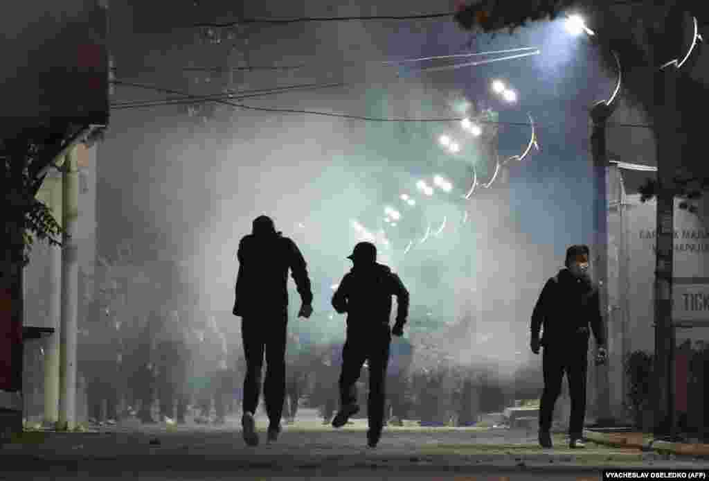 Könnygáz elől futnak a tüntetők a fővárosban, Biskekben.