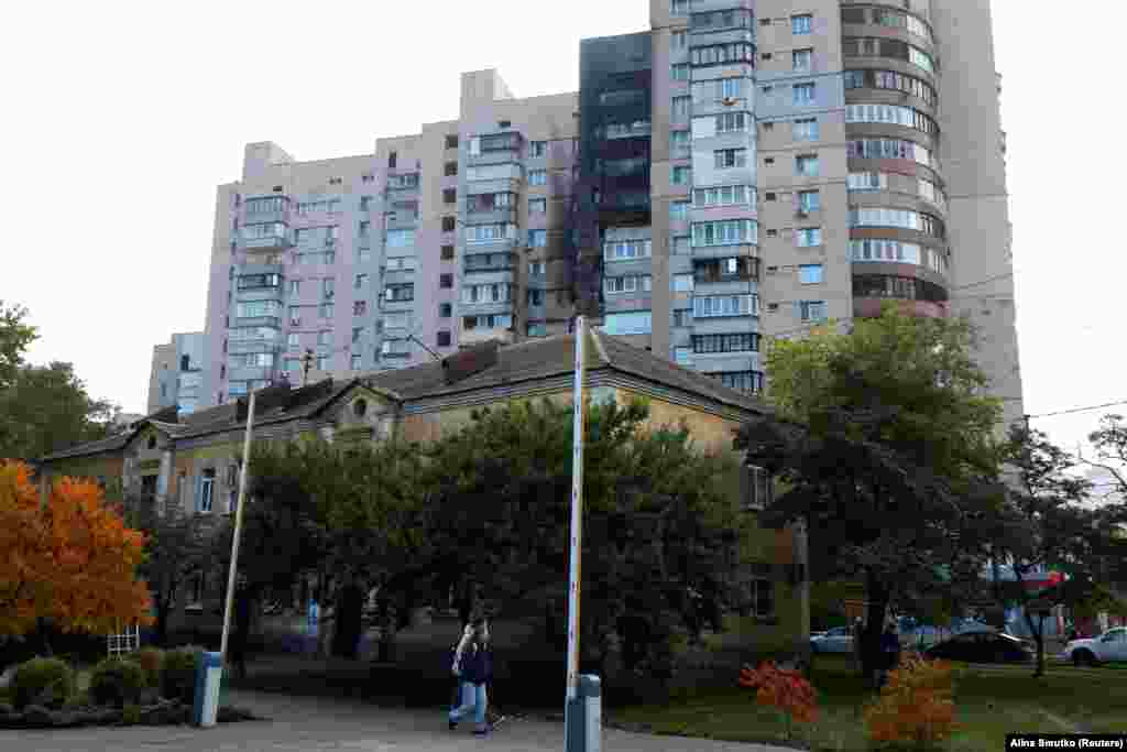 Пошкоджена через удар РФ багатоповерхівка у одному з районів Києва