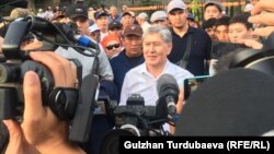 Алмазбек Атамбаев в своем доме в селе Кой-Таш. 27 июня 2019 года.