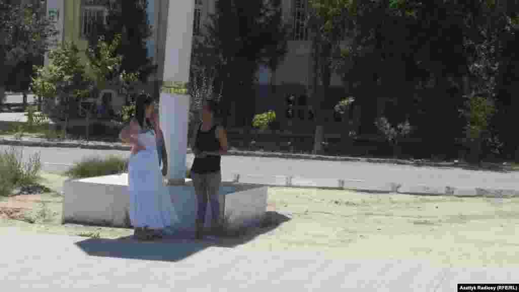 Иногда тень от рекламного столба может послужить укрытием от жары