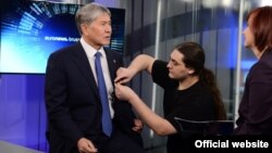 Сүрөттө: Алмазбек Атамбаев "Евроньюс" телеканалына маек куруу алдында