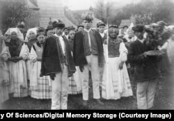 Весільна церемонія увічнена на світлині, знайденій в особистому архіві Хведора Вовка