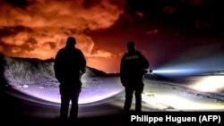 Francia csendőrök járőröznek Oye-Plagenál, Calais mellett, hogy megakadályozzák azt, hogy bárki illegálisan próbáljon meg átkelni a La Manche csatornán. 2019. január 9. 