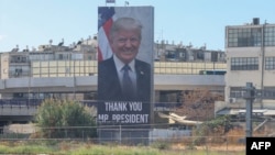 Білий дім повідомив, що президент США Дональд Трамп, мирна ініціатива якого лягла в основу угоди про звільнення заручників, прямує до Ізраїлю, куди прибуде вранці в понеділок (на фото – білборд із зображенням Трампа в Тель-Авіві)