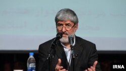 به گفته علی مطهری، ایران به دلیل اشغال سفارت آمریکا در «انزوا» قرار گرفت و صدام هم با استفاده از این «انزوا» به ایران حمله کرد.