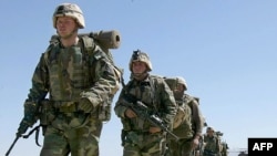 Amerikai katonák érkeznek az afgán Bagram légibázisra 2002. március 12-én