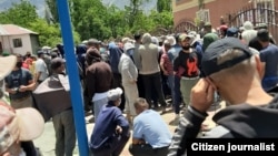 Жителт Рушанского собрались у здания районной администрации, 16 июня 2020 года