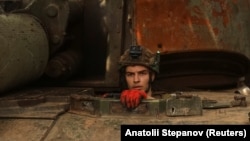 Військовослужбовець 28-ї ОМБр ЗСУ в САУ M109 Paladin на передовій поблизу Торецька у Донецькій області, 2 червня 2025 року