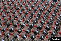 Російські військовослужбовці марширують у колонах у день репетиції військового параду 7 травня