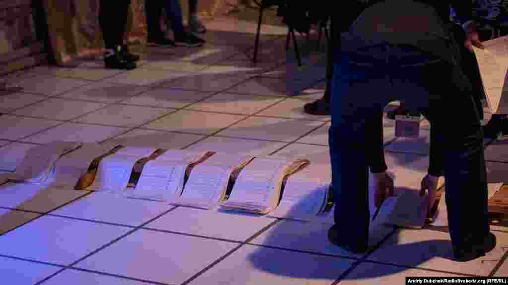 Через низьку явку підрахунок голосів тривав лише годину. Найбільшу кількість голосів люди віддали за опозиційного кандидата Юрія Бойка, на другому місці, з утричі меншою кількістю голосів &ndash; діючий президент України Петро Порошенко. Інші кандидати набрали небагато