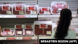 بخش فرآورده‌های گوشتی حلال در سوپرمارکتی در فرانسه