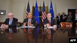 Президент США Барак Обама під час зучтрічі з головою Європейської Комісії Жозе Мануелем Баррозу та президентом Європейської ради Германом Ван Ромпеєм, Вашингтон, 28 листопада 2011 року