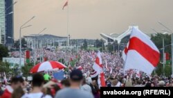 Громадянина Україна визнали винним в участі у трьох маршах минулого року, а також в організації розміщення протестних написів та малюнків на будівлях шляхом адміністрування телеграм-каналу «Хоробрі люди».