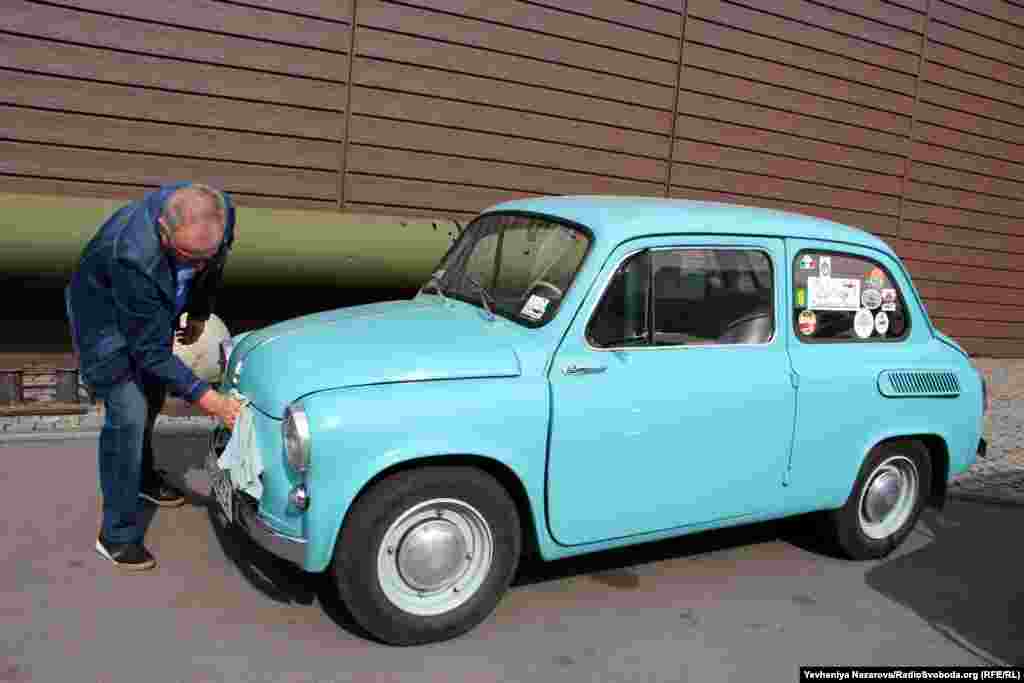 Останні приготування до автопробігу. Цей &laquo;запорожець&raquo; його власник Сергій Тищенко знайшов на Луганщині у 2005 році. Авто 1964 року випуску