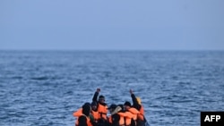 Gumicsónakkal az angliai Doverbe tartó migránsok a La Manche csatornán