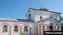 Грузинские власти утверждают, что стены церкви побелили, а на крыше установили не свойственный грузинским церквям купол