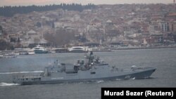 Fregata marinei ruse Amiralul Grigorovici navigând prin Bosfor, către Marea Mediterană, Istanbul