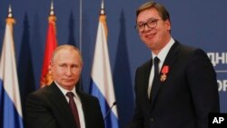 Presidenti rus, Vladimir Putin, dhe homologu i tij serb, Aleksandar Vuçiq.