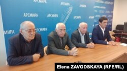 Слева направо: представитель ветеранов села Адзюбжа Гиви Допуа, председатель Совета старейшин Абхазии Аппалон Думаа, председатель Совета старейшин села Адзюбжа Нугзар Кация и лидер «Аруаа» Темур Гулия