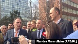 Liderët e partive opozitare në Kosovë: Fatmir Limaj nga Nisma (majtas), Ramush Haradinaj (AAK) dhe Visar Ymeri (Vetëvendosje)