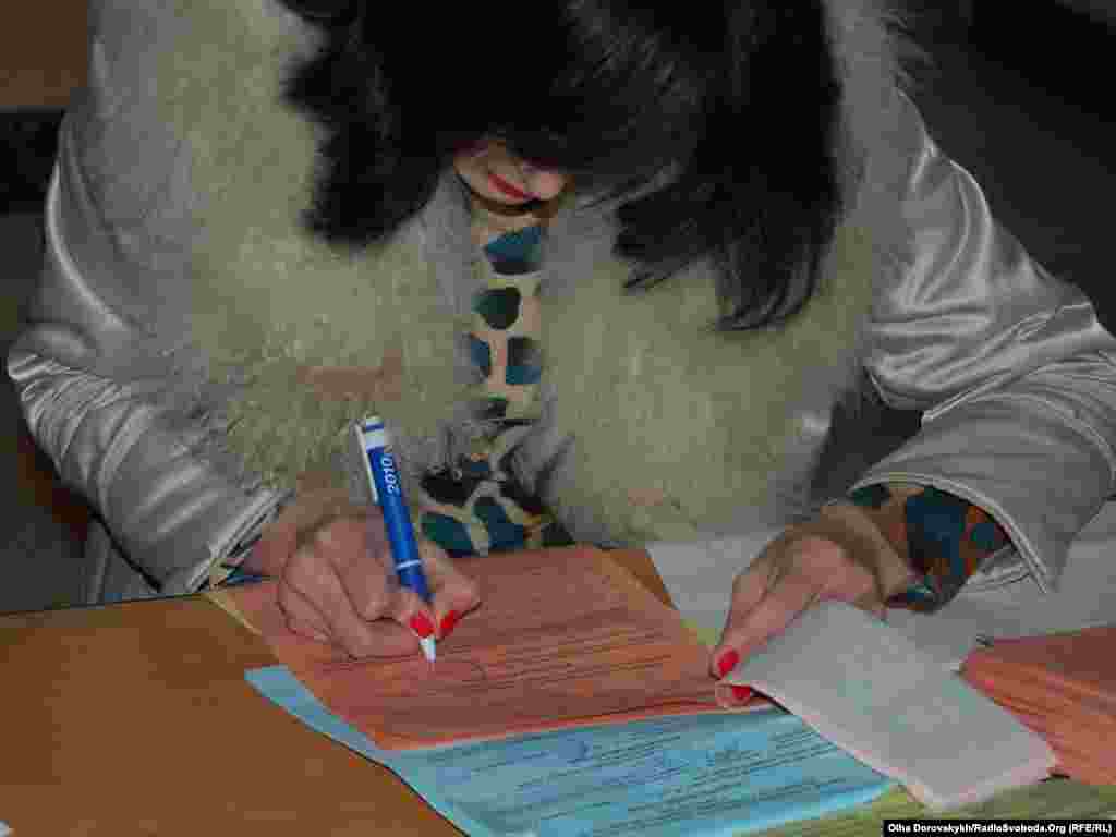 На 1067-й дільниці Донецька бюлетені заповнюють бюлетені ручками Партії регіонів. Донецьк, 31 жовтня