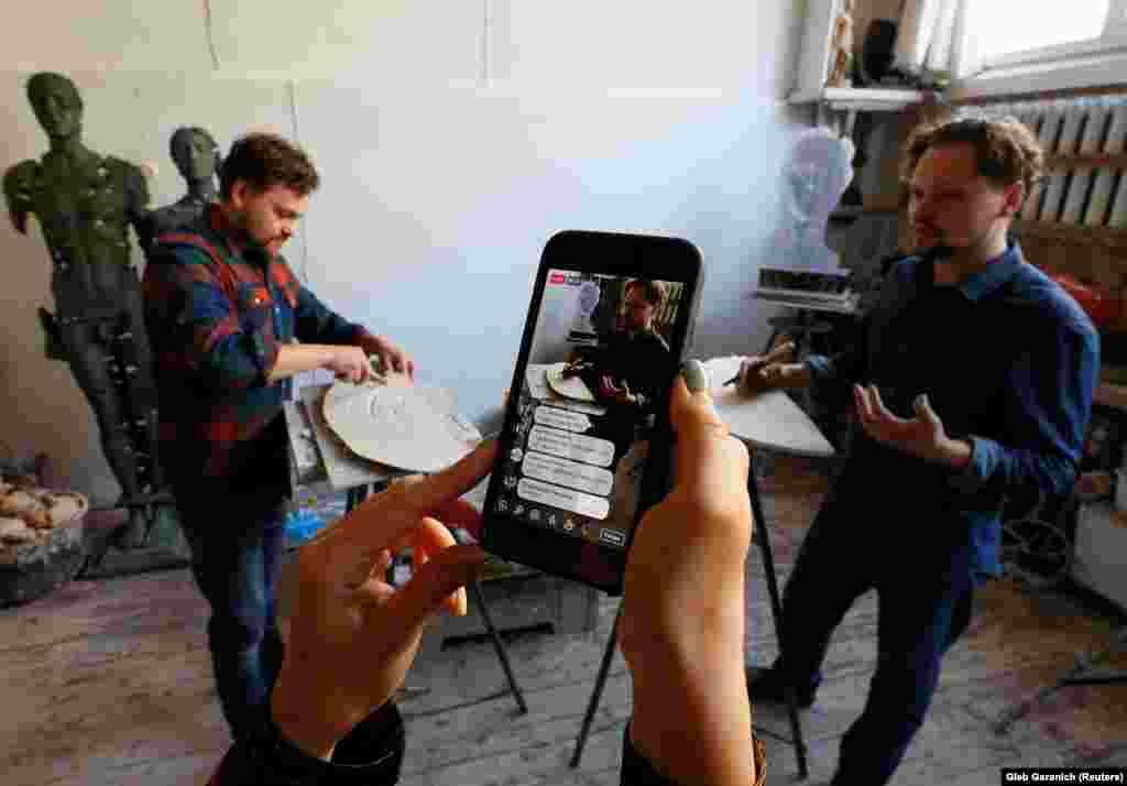 Frații Nikita și Egor Zigura, artiști ucraineni, organizează o licitație în direct din studioul lor de la Kiev în ziua de 13 aprilie. Colectau bani pentru spitalul principal de copii din Ucraina.