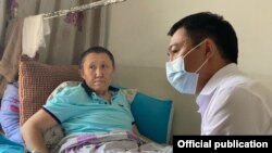 Ырчы сыркоолоп жатканда ошол кездеги маданият, маалымат, спорт жана жаштар саясаты министри Азамат Жаманкулов кабар алган учур. 20-июль, 2020-жыл.