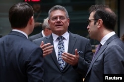 Міністр економіки Іспанії Карлос Куерпо та єврокомісар з питань торгівлі Марош Шефчович на засіданні Ради ЄС з питань закордонних справ (торгівля) обговорюють відносини ЄС і США. Брюссель, Бельгія, 14 липня 2025 року