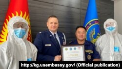 АКШ элчилигинин өкүлү Кейт МакКи жана ӨКМ башчысынын орун басары Калыс Акматов.