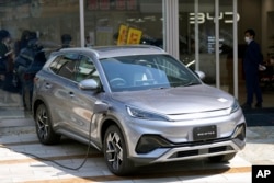 Электрический внедорожник BYD ATTO 3 заряжается во время демонстрации в дилерском центре BYD