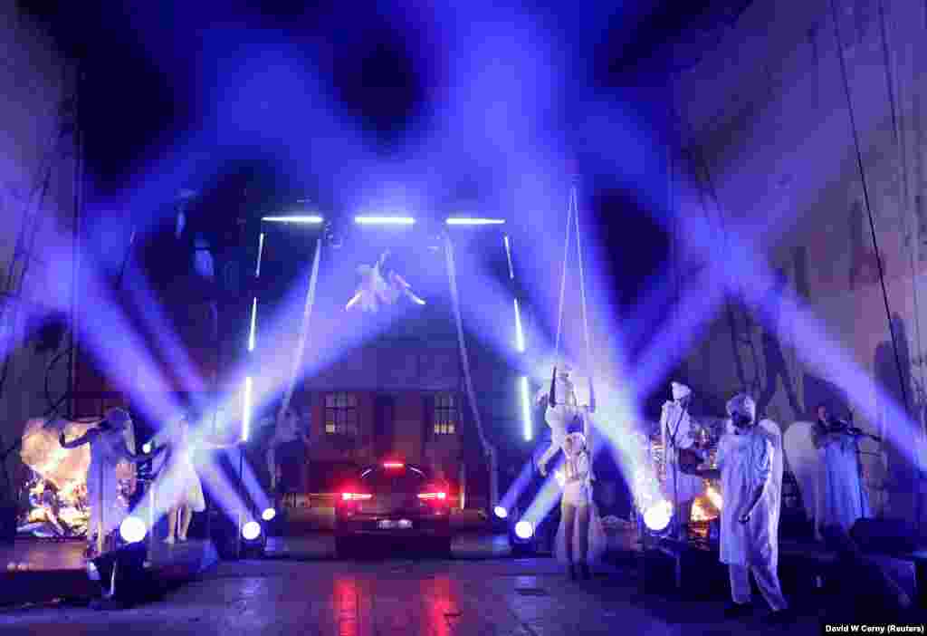 Az autójukból élvezik az előadást a vendégek ezen a nem szokványos Szent Miklós napi prágai eseményen.