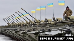 Ілюстраційне фото. Українські військовослужбовці під час церемонії передачі армії зброї, військової техніки та літаків на військовому аеродромі під Житомиром, 5 січня 2015 року