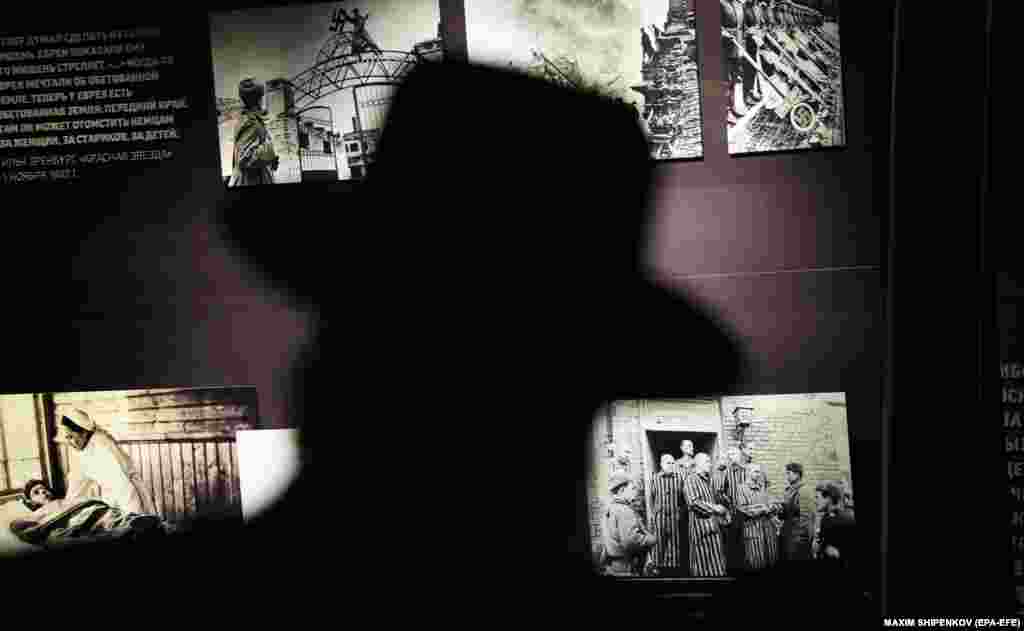 Një burrë shihet në një ceremoni me rastin e Ditës Ndërkombëtare të Përkujtimit të Holokaustit në Muzeun Hebraik dhe Qendrën e Tolerancës në Moskë, Rusi, 27 janar 2021.