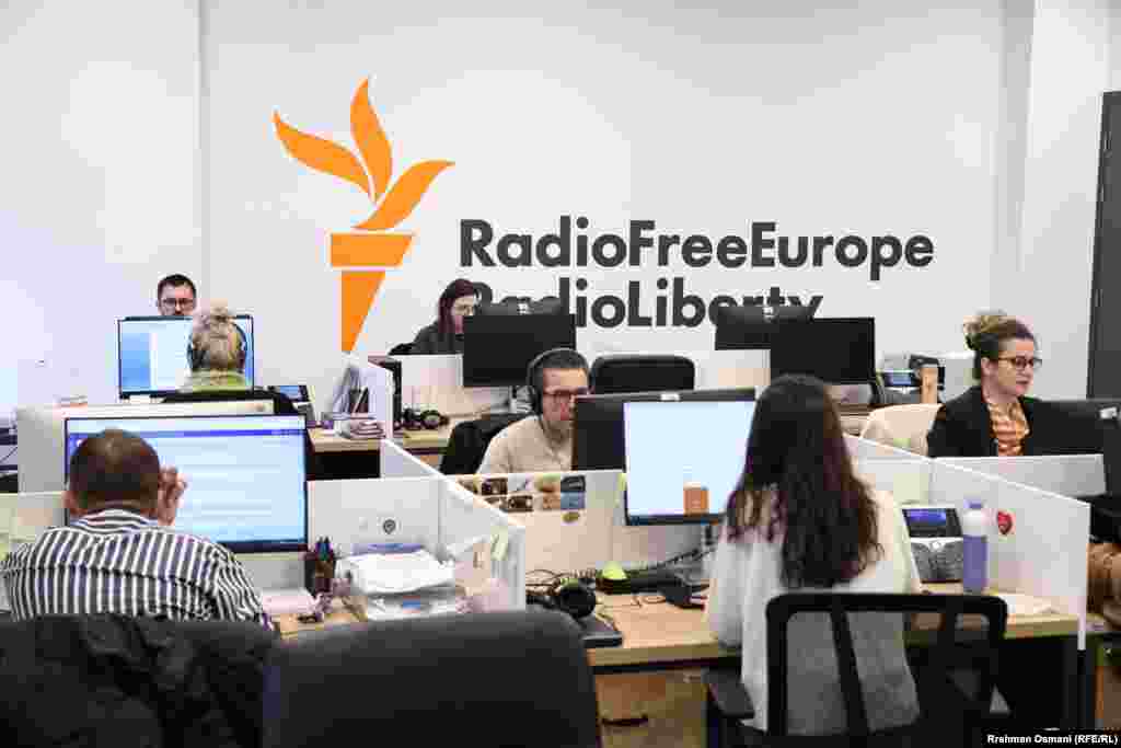 Redaksia e Shërbimit të Kosovës të Radios Evropa e Lirë në Prishtinë.Më 2024, REL në gjuhën shqipe shënoi 25-vjetorin e themelimit.