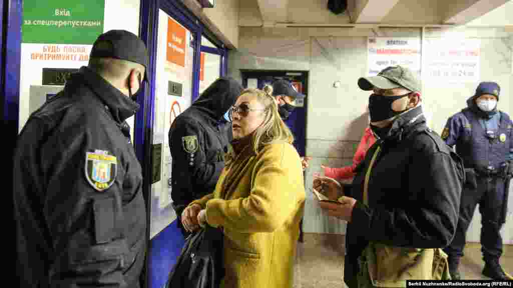 Жінка свариться з працівником поліції у зв&rsquo;язку з відсутністю спеціальної перепустки для&nbsp; пасажирів