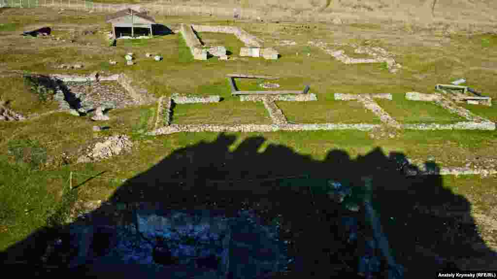 Вид на залишки внутрішніх будівель фортеці з даху вежі