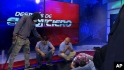Guayaquil, 9 ianuarie - Secvență din momentul transmisiunii live care a captat atacul asupra postului public de televiziune din oraș. (TC Television network via AP)